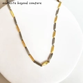 Vista macro delle maglie rettangolari bicolore oro e argento lucido per uomo - 2.5mm Spessore 50CM Lungo / Bicolore Oro e Argento