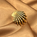Anello in acciaio inossidabile dorato con trama a conchiglia e finitura girasole - Stile Texture Capasanta (JZ-YS506)