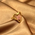 Anello dorato a cuore minimalista con un design di fiori secchi rosa incorporati - Stile Fiore Secco A Cuore (JZ-YS510-G)