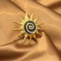 Anello sole in acciaio dorato con spirale in smalto nero su sfondo di seta lussuosa - Stile Motivo a Spirale Solare (JZ-YS511)