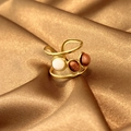 Eleganter goldener Edelstahlring offen mit weißem Opal und braunen Sonnenstein-Steinen - Drei-Steine Farbblock-Stil (JZ-YS540-1)