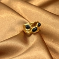 Vintage vergoldeter breiter Ring mit strukturierter Oberfläche und drei schwarzen Steinen - Breiter Wellentextur Drei-Steine Stil (JZ-YS540-2)