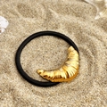 Detail van een zwart elastisch haarelastiekje met een goudkleurige metalen kraal - Croissant Halve Maan Stijl (FS-YS05-3)