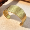 Poliertes goldfarbenes C-förmiges Edelstahl-Manschettenarmband mit Hammerschlag-Textur - Gold (SS-YS093-G)