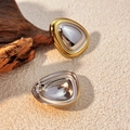 Details von geometrischen zweifarbigen Ohrsteckern mit gold-silbernem Finish - Abgerundeter Dreiecksstil (RS-YS440-1) / Groß