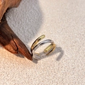 Nahaufnahme eines dreischichtigen, gold-silbernen gemischten offenen Rings auf texturiertem Holz - Dreilagiger Wickelstil (JZ-YS501-1) / Gold und Silber