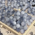 Vue détaillée de perles rondes 8mm bleues et blanches à texture marbrée pour bijoux DIY - Bleu Brouillard (M147#)