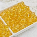 Gros plan de perles de verre jaunes craquelées pour bijoux DIY dans une boîte blanche - Style Jaune d'Or (A40) / 8mm (Moyen)