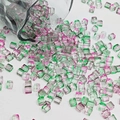 Λεπτομέρεια macro από γυάλινες χάντρες κύβους 7mm με ροζ-πράσινη διαβάθμιση και οπή - Διαβάθμιση Ροζ-Πράσινο (Κύβος Ζάχαρης 13#)