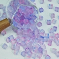 Gros plan de perles cube en verre dégradé givré de 7mm pour la création de bijoux DIY - 7mm / Dégradé Rose Violet Bleu