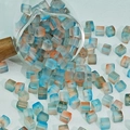 Gros plan de perles cube en verre dépoli 7mm avec dégradé bleu et orange pour bijoux DIY - 7mm / Dégradé Bleu Orange