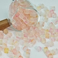 Gros plan de perles carrées dégradées de 7 mm pour bijoux DIY dans un récipient en verre - 7mm / Dégradé Rose Jaune Orange