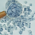 Gros plan de perles cubes en verre dépoli de 7mm avec dégradé versées d'un bocal - 7mm / Dégradé Bleu Gris