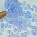Détail macro de perles en verre dégradé givré de 7mm pour la création de bijoux DIY - 7mm / Dégradé Violet Clair Bleu Ciel