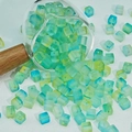 Détail macro de perles carrées en verre irisé de 7mm avec dégradé pour bijoux DIY - 7mm / Dégradé Bleu Vert Jaune Vert