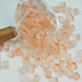 Gros plan de perles carrées en verre dégradé pêche 7mm se déversant d'un bocal pour bijoux DIY - 7mm / Orange Rose