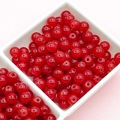 Dettaglio di perle di vetro rosso traslucido in un vassoio bianco per gioielli fai-da-te - Rosso Brillante (8mm-E6#)