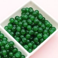 Dettaglio di perline in vetro verde scuro da 8/10mm in vassoio bianco per gioielli fai-da-te - Verde Smeraldo (8mm-E9#)