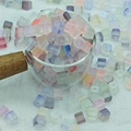 Gros plan de perles carrées en verre dépoli de 7mm aux couleurs pastel pour bijoux - Couleurs Mixtes Polies (Cube Dépoli 20#)