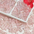 Detail van roze cilindrische glazen kralen met gouddraadinleg voor DIY-sieraden maken - J74 Geborsteld Transparant Bamboe Roze