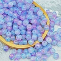 Dettaglio di perline cilindriche blu-viola con foglia d'oro in un vassoio di legno - Blu viola