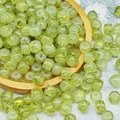 Dettaglio di perline in vetro verde chiaro 6x8mm con trama muschio e scaglie d'oro per fai da te - Verde