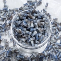 Vue détaillée de perles en céramique peintes à l'encre avec texture marbrée bleue et brune - Style Bambou Peint Bleu Nuage (J148)