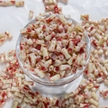 Détail macro de perles en porcelaine cylindriques avec taches d'encre rouge pour bijoux - Style Bambou Peint Cramoisi (J150)
