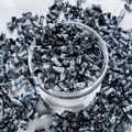 Vue détaillée des perles cylindriques à motif marbré d'encre pour la création de bijoux - Style Bambou Peint à l'Encre (J153)