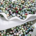 Macro-opname van veelkleurige glazen kralen voor handgemaakte sieraden en DIY-werk - 8mm / Rond Geschilderd Gemengd (C120)