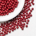 Dunkelrote runde Zinnober-Perlen für DIY-Schmuck auf einer weißen Keramikplatte - 8mm Runde Perle (E61)