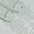 Macro-opname van 2mm witte glaskralen uit glazen buisjes voor DIY sieraden maken - Wit