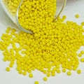 Macro-opname van gele 2mm glazen kralen voor DIY sieraden maken en creatieve hobby's - Citroengeel