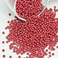 Macro-opname van rode glazen kralen die uit een pot gieten voor DIY-sieraden maken project - 3mm / 10 g / Donkerrood