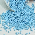 Macro-opname van hemelblauwe glazen kralen voor het maken van DIY sieraden en kettingen - 3mm / 10 g / Hemelsblauw