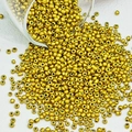 Macro-detail van gouden glaskralen die uit een fles stromen voor DIY-sieraden maken - Goud