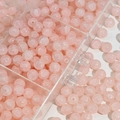 Detail van 10mm roze glazen kralen in een organizer voor het zelf maken van DIY-sieraden - Perzik