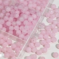 Macro-opname van 10mm lichtroze ijs-gebarsten glaskralen met rijggat voor DIY-sieraden maken - Lichtroze