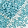 Macro-opname van 10mm lichtblauwe craquelé glaskralen in een doos voor DIY sieraden - Aquamarijn