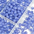 Detail van 10mm blauw-paarse glazen kralen met ijsbarst textuur in een heldere tray - Saffierblauw