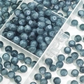 Macro detail van 10mm blauwe glazen kralen met gaten voor DIY sieraden en handwerk - Inktgrijs