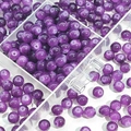 Macro-opname van 10mm paarse gekraakte glaskralen voor DIY sieraden en armbanden maken - Donkerpaars