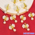 Dettaglio di un ciondolo a farfalla DIY con finta giada e perla, 24x15x10mm - Bianco (B545#)
