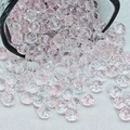 Facettierte hellrosa Glasperlen für DIY-Schmuckherstellung auf weißem strukturiertem Hintergrund - 8mm / Funkelnder Stil 2 / Hellrosa