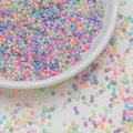 Mix aus 3mm Macaron-Glasperlen auf weißem Keramikteller für DIY-Schmuckherstellung - 10g/Packung / Mischfarben (M1316) / 3mm
