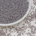 Makroaufnahme von perlmuttfarbenen 3mm Glasperlen in einer weißen Keramikschale - 10g/Packung / Grau (M1319) / 3mm