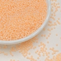 Nahaufnahme von 3 mm pfirsichfarbenen Glasperlen in einer Schale für DIY-Schmuck - 10g/Packung / Hellorange (M1321) / 3mm