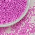 Nahaufnahme von 3mm kirschblütenrosa Glasperlen für DIY-Schmuckherstellung und Basteln - 10g/Packung / Rosarot (M1325) / 3mm