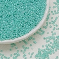 Makroaufnahme von minzgrünen 3mm Glasperlen in einer weißen Schale für DIY-Schmuckherstellung - 10g/Packung / Cyanblau (M1326) / 3mm