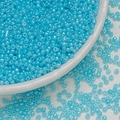 Makro-Detail von 3mm hellblauen Glasperlen mit Perlglanz für DIY-Schmuckherstellung - 10g/Packung / Seeblau (M1328) / 3mm
